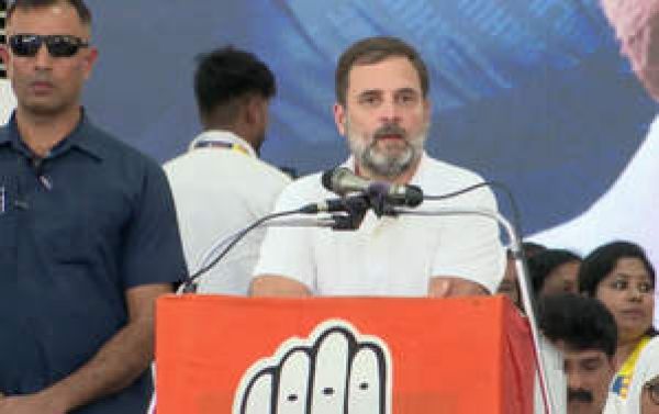 महिलाओं को क्या पहनना चाहिए व क्या करना चाहिए, यह आरएसएस तय करता है : राहुल