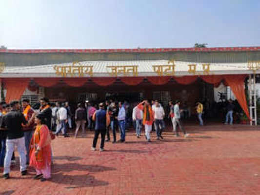 मप्र में भारी बढ़त के बाद बीजेपी दफ्तरों में समर्थकों की भीड़ उमड़ी