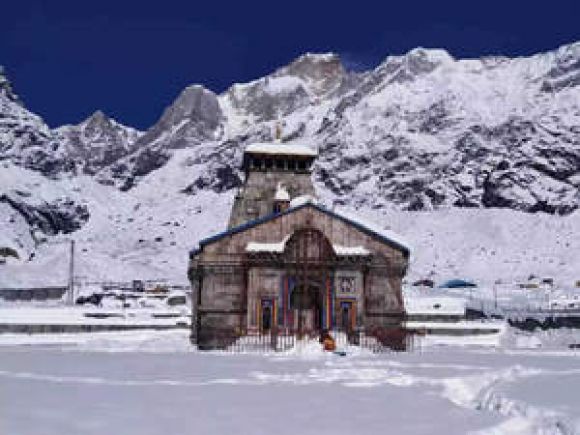 बद्रीनाथ-केदारनाथ में हो रही बर्फबारी, माइनस में पहुंचा तापमान