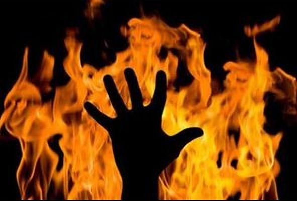 यूपी में कार-ट्रक की टक्कर में आठ लोगों की जलकर मौत