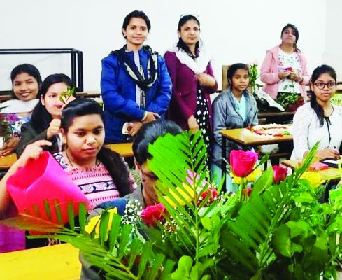 प्रगति महाविद्यालय में पुष्प सज्जा एवं तात्कालिक भाषण स्पर्धा