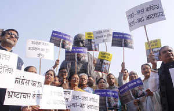 भाजपा सांसदों ने संसद भवन परिसर में गांधी प्रतिमा पर किया प्रदर्शन, धीरज साहू पर राहुल से मांगा जवाब