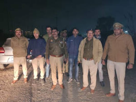 पुलिस व वांछित के बीच मुठभेड़, गिरफ्तार
