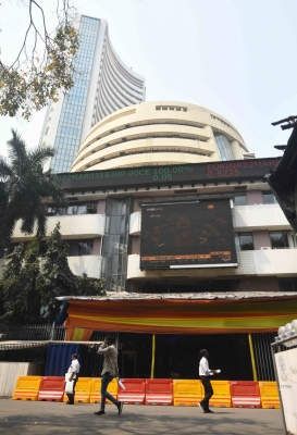 आईटी दिग्गजों के पिछड़ने से सेंसेक्स 200 अंक से ज्यादा लुढ़का