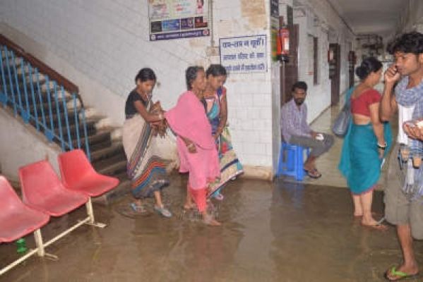 जिलाधिकारी ने पत्नी का सरकारी अस्पताल में कराया प्रसव