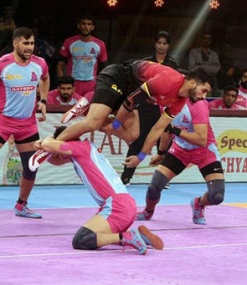 पीकेएल 10 : बेंगलुरु बुल्स ने जयपुर पिंक पैंथर्स को 32-30 से हराया