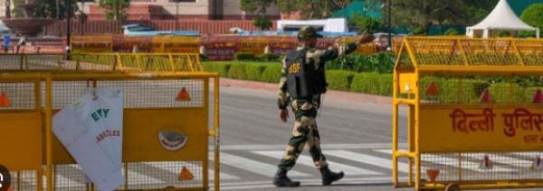 विपक्षी नेताओं ने सुरक्षा चूक के मुद्दे पर संसद के दोनों सदनों में चर्चा की मांग की