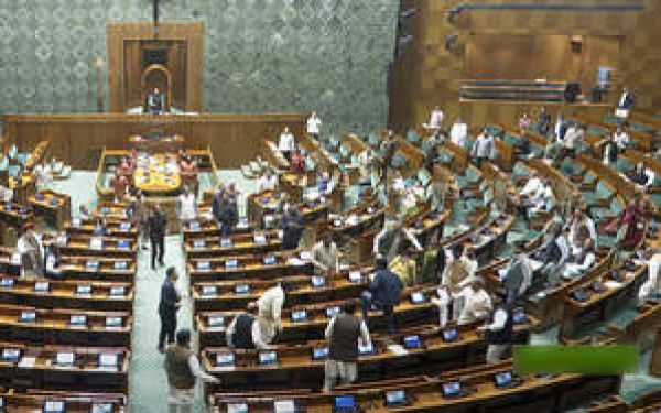 हंगामे के कारण लोक सभा की कार्यवाही 2 बजे तक स्थगित