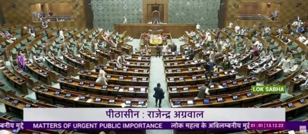 संसद के घुसपैठियों की किसने मदद की