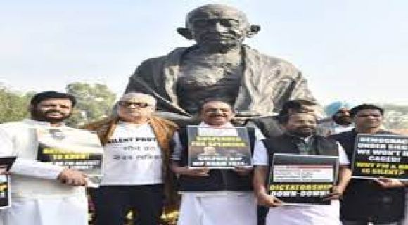 निलंबित सांसदों ने संसद परिसर में प्रदर्शन किया