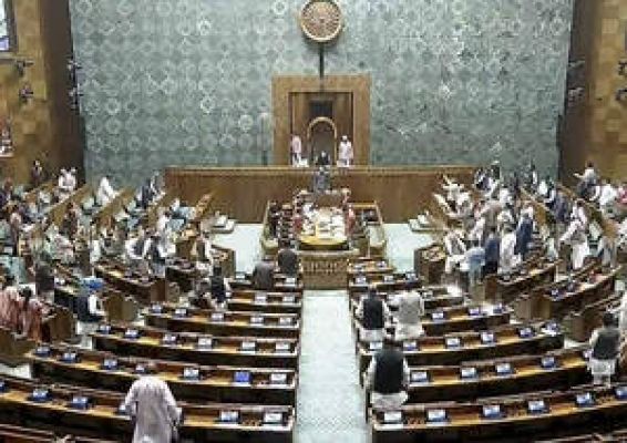 लोक सभा में हंगामा जारी, पीएम मोदी के मॉर्फ फोटो लाने पर कड़ी कार्रवाई की मांग