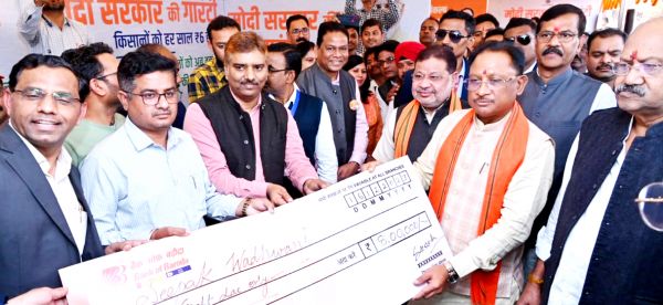 मुख्यमंत्री साय ने प्रधानमंत्री मुद्रा योजना  और स्वनिधि ऋण लाभार्थियों को दिए चेक 