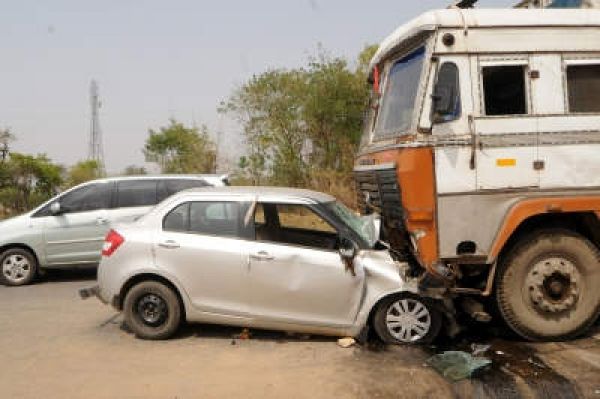 मध्य प्रदेश के गुना में कार के ऊपर ट्रक पलटा, चार लोगों की मौत