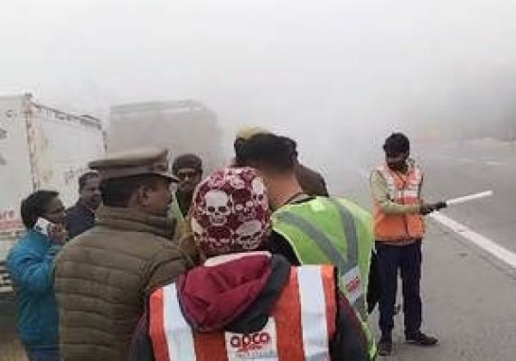 यमुना एक्सप्रेस पर कोहरे का असर, कई गाड़ियां आपस में टकराई