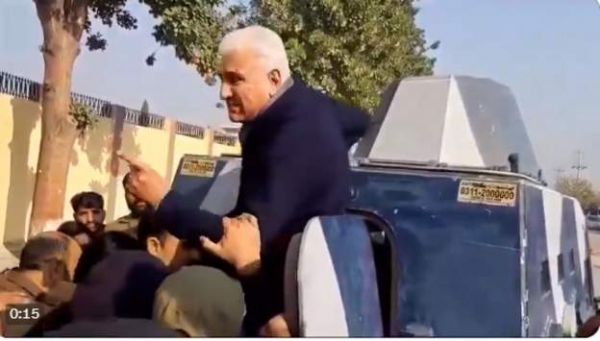 पाकिस्तान के पूर्व विदेश मंत्री शाह महमूद कु़रैशी ज़मानत मिलने के बाद फिर हुए गिरफ़्तार