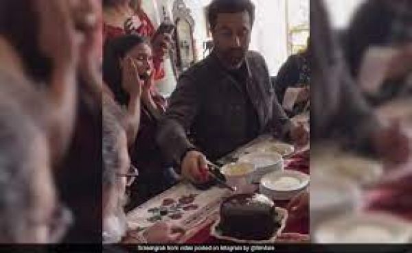 वायरल वीडियो में 'भावनाओं को ठेस पहुंचाने' के लिए रणबीर कपूर के खिलाफ पुलिस में दी शिकायत