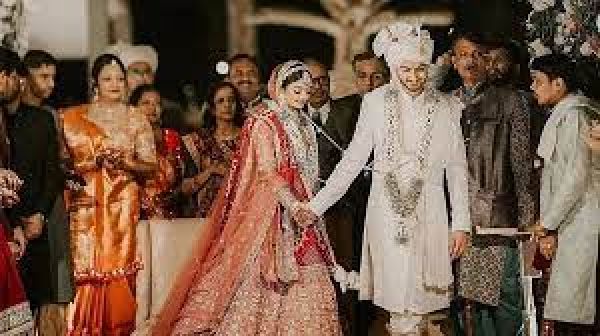 'चीनी कम' की अभिनेत्री स्वीनी खारा ने प्रेमी उर्विश देसाई संग रचाई शादी