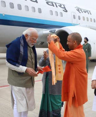 पीएम मोदी पहुंचे अयोध्या, राज्यपाल और मुख्यमंत्री ने किया स्वागत