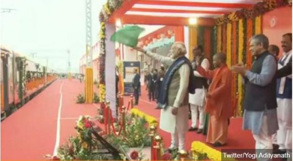 प्रधानमंत्री मोदी ने पुनर्विकसित अयोध्या रेलवे स्टेशन का उद्घाटन किया, नयी रेलगाड़ियों को झंडी दिखाई