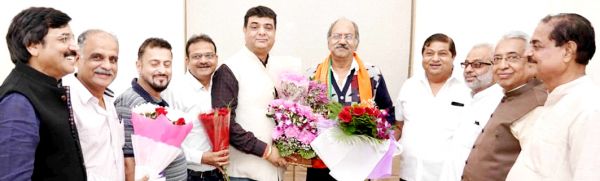 शिक्षा मंत्री को मालवीय रोड व्यापारियों द्वारा बधाई