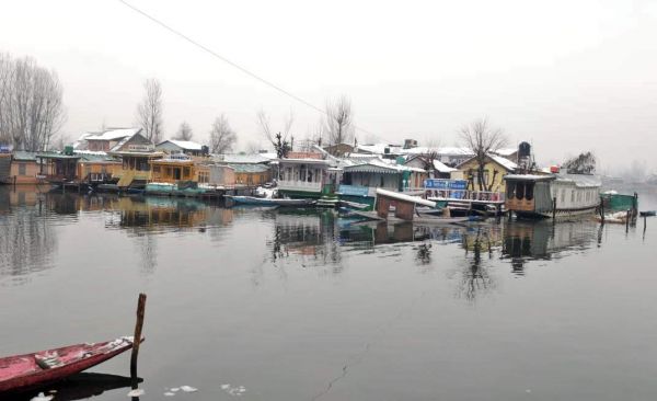 कश्मीर में शीत लहर जारी, न्यूनतम तापमान माइनस 5.2 डिग्री सेल्सियस