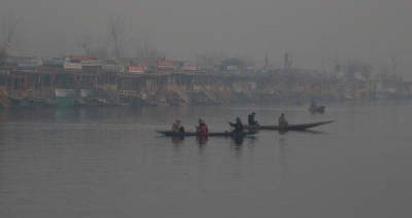 कश्मीर में प्रचंड शीत लहर, पानी की समस्या से स्थानीय लोग परेशान