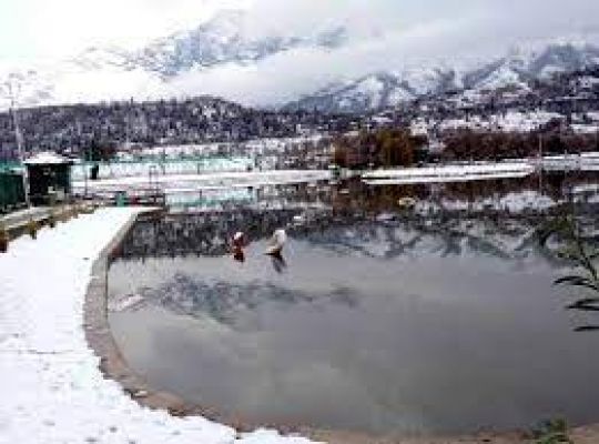 कश्मीर में ठंड का कहर : जलाशय जम गए, न्यूनतम तापमान जमाव बिंदु से नीचे दर्ज