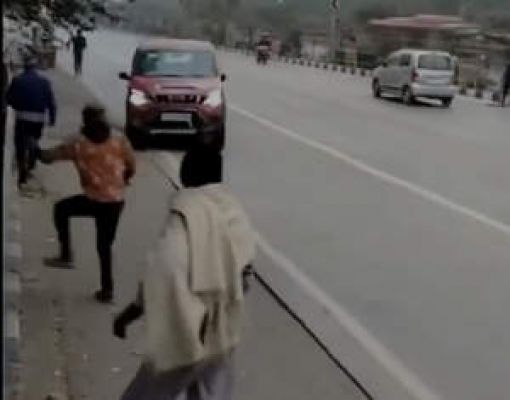 महज 5 रुपए के लिए एसयूवी ड्राइवर ने की लोगों को रौंदने की कोशिश, वीडियो वायरल