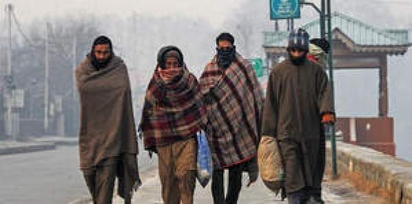 कश्मीर में शीत लहर का प्रकोप, बर्फबारी होने की संभावना कम
