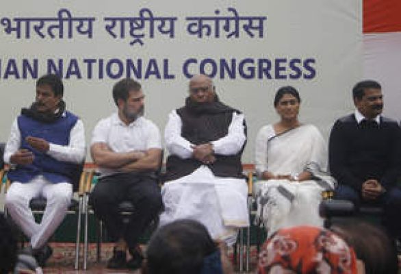 शर्मिला ने वाईएसआर तेलंगाना पार्टी का किया कांग्रेस में विलय, कहा- राहुल को पीएम देखना था पिता का सपना