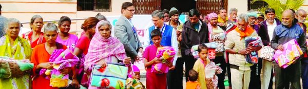 भारतीय स्टेट बैंक द्वारा जरूरतमंदों को कंबल वितरित