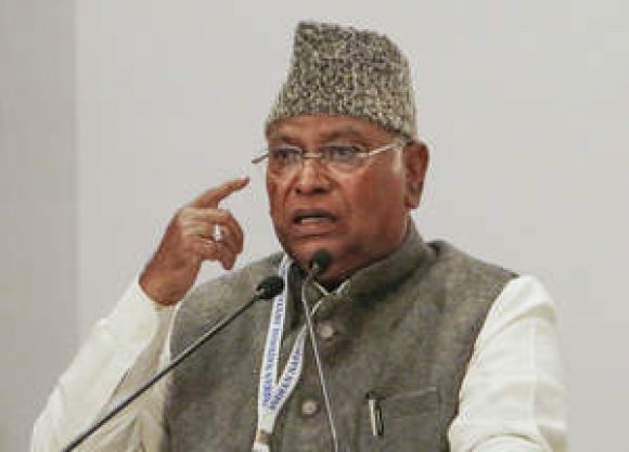 विदेश नीति पर अपनी मर्जी से काम कर रहे हैं पीएम मोदी: मालदीव विवाद पर खड़गे