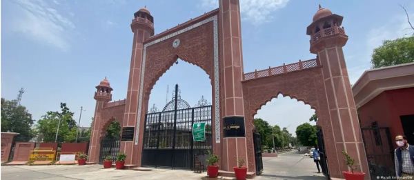 एएमयू के अल्पसंख्यक दर्जे पर क्यों छिड़ा है विवाद