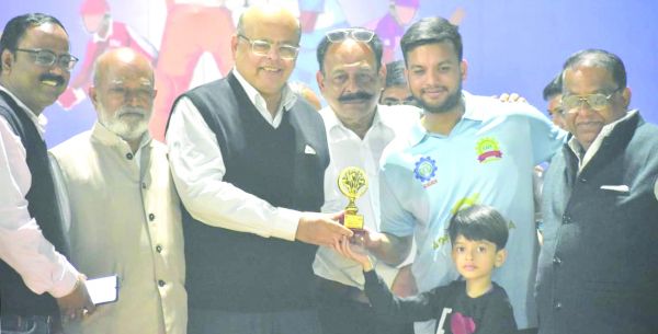 रवि भवन व्यापारी संघ एवं रायपुर टिंबर मर्चेंट एसोसिएशन के बीच हुआ रोमांचक मुकाबला