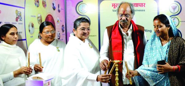 ब्रह्माकुमारीज के कास्मो एक्सपो स्टॉल का शिक्षा मंत्री और समाज कल्याण मंत्री ने किया उद्घाटन 
