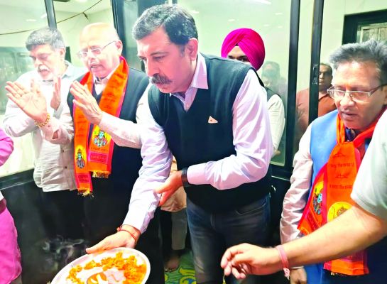 कैट हर शहर अयोध्या-घर घर अयोध्या अभियान के तहत डुमरतराई बाजार हनुमान मंदिर में पूजा
