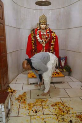 रक्षा मंत्री राजनाथ सिंह ने की लखनऊ हनुमान सेतु मंदिर में सफाई