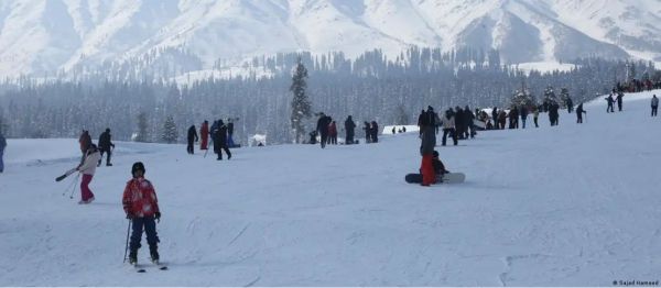 कश्मीर, उत्तराखंड के कई इलाकों में क्यों नहीं गिरी बर्फ