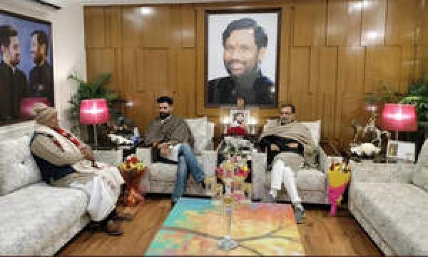 बिहार : चिराग के आवास पर जुटे एनडीए के सहयोगी मांझी, उपेंद्र