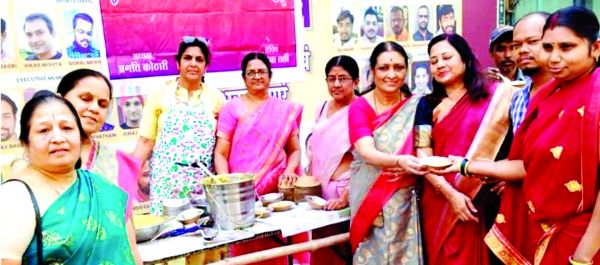माहेश्वरी महिला समिति ने खिलाई खिचड़ी और लड्डू
