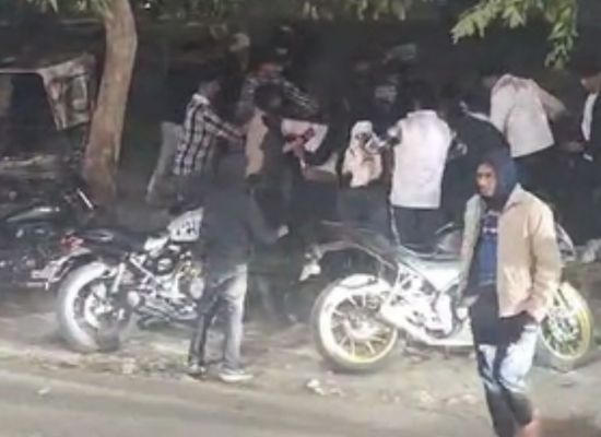 मोमोज खाने को लेकर छात्रों के दो गुट आपस में भिड़े, वीडियो आया सामने, दो गिरफ्तार