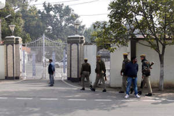 सीएम हाउस के अंदर हेमंत से ईडी की पूछताछ, बाहर नारेबाजी कर रहे झामुमो कार्यकर्ता
