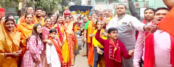 सुंदर नगरवासियों ने प्रभु श्रीराम की तस्वीर संग रथ सजाकर निकाली भव्य शोभायात्रा