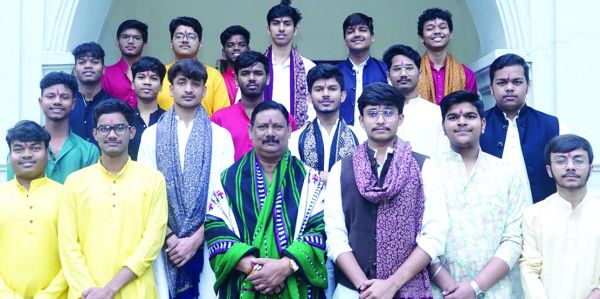 राजकुमार कॉलेज के गणमान्य व्यक्तियों और विद्यार्थियों ने परिसर के पंचदेव मंदिर में दी सेवा