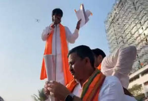 महाराष्ट्र सरकार द्वारा मांगें मानने के बाद मराठों ने आंदोलन किया खत्म, मनाया जश्न 