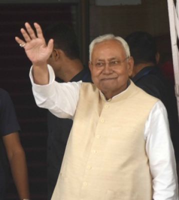 सुविधा मुताबिक 'अपनों' को 'पराया' और 'पराए' को 'अपना' बनाते रहे हैं नीतीश !