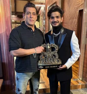 'बिग बॉस 17' जीतने के बाद मुनव्वर फारुकी ने सलमान के साथ शेयर की फोटो