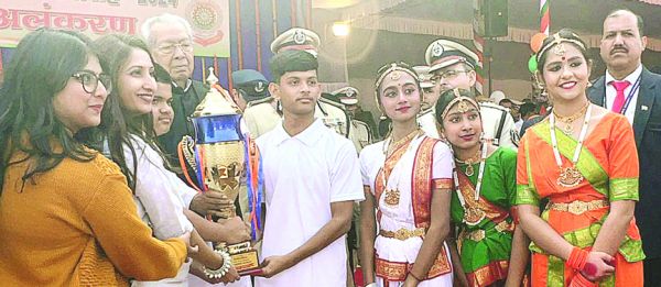 ज्ञान गंगा ऐजुकेशनल ऐकेडमी विद्यार्थियों को राज्यपाल द्वारा गणतंत्र दिवस प्रथम पुरस्कार