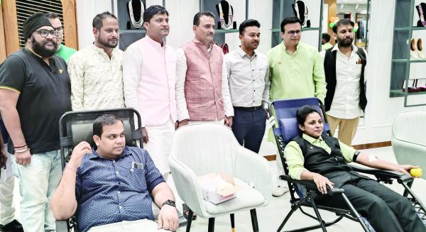 न्यूजनरेशन फैशन स्टोर एवं स्पॉट डोनर ब्लड ग्रुप ने किया रक्तदान