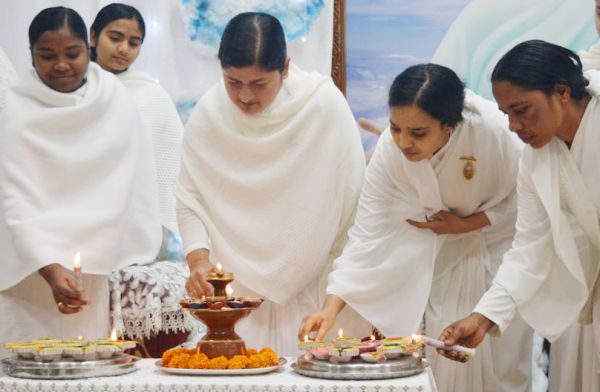  विश्व शान्ति भवन ने दीपों संग खुशी मनाई